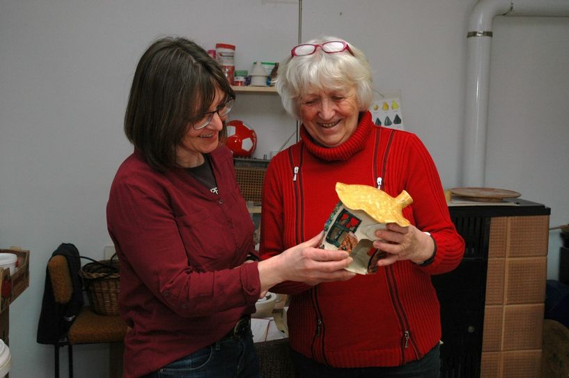 Katrin Poike (links) freut sich über das Engagement von Christine Schöbel (rechts) – deren Steckenpferd das Töpfern ist. Foto: Hache