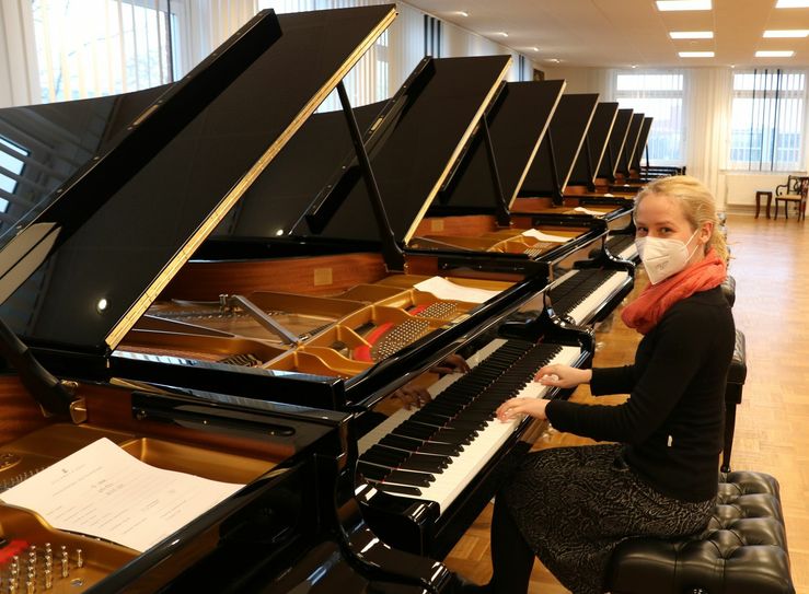 Die Pianistin Johanna Zmeck durfte den neuen Flügel schon mal ausprobieren. Foto:cjw