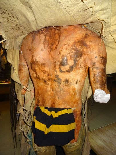 Teile der Kostümfiguren (siehe Foto) sind bereits abgebrochen.