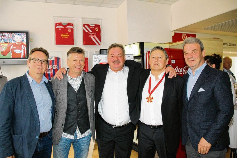Langjährige Weggefährten nutzen den 60. Geburtstag von Ralf Lempke (Zweiter von rechts), um ihn zu beglückwünschen. Dazu zählten auch Freunde des Karnevals, die ihm einen Ehrensenatoren-Orden verliehen. Im Bild von links die Ehrensenatoren des KVL Lothar Neumann, Olaf Schöpe, Günter Thiessat und Frank Szymanski.