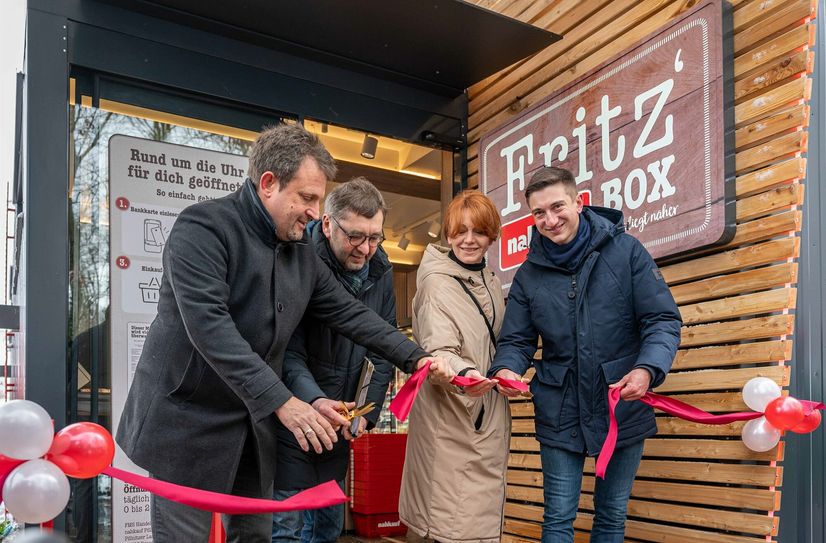 v. l.: Lutz Sonntag, Ortsvorsteher Friedewald, Jörg Hänisch, Bürgermeister Moritzburg, Irina Schröder, Projektmanagerin nahkauf, Fritz Starke, Betreiber und Namensgeber "Fritz nahkauf Box".