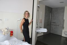 Einrichtungsleiterin Nicole Deckwart zeigt die Besonderheiten des »Gepflegten Wohnens«. Für einen kürzeren Weg zwischen Pflegebett und Waschbecken lässt sich hier sogar die Wand aufklappen – bisher einzigartig in der Region.