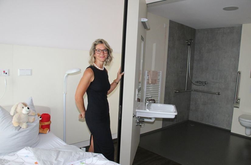 Einrichtungsleiterin Nicole Deckwart zeigt die Besonderheiten des »Gepflegten Wohnens«. Für einen kürzeren Weg zwischen Pflegebett und Waschbecken lässt sich hier sogar die Wand aufklappen – bisher einzigartig in der Region.