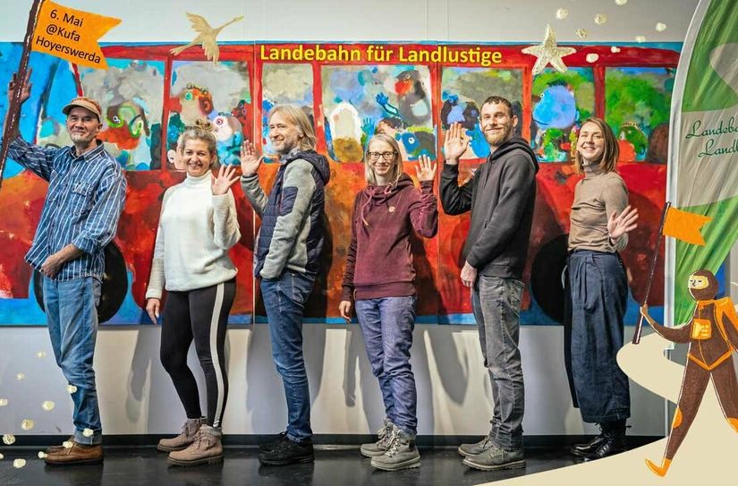 Das Team der Kulturfabrik und der Raumpionierstation freut sich auf einen regen Austausch zur »Landebahn« in Hoyerswerda.