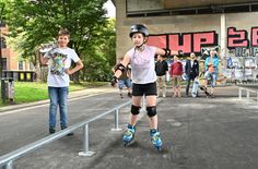 Karlotta (9 Jahre) und ihr Bruder Valentin nehmen die neue Skateranlage in Beschlag.