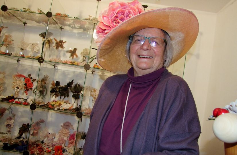 Heide Steyer in der kleinen Schauwerkstatt der Kunstblumenmanufaktur. Den Hut trug sie seinerzeit bei einem Besuch des legendären Pferderennens in Ascot, wo sich traditionell die britische High Society trifft und natürlich auch die Royals oft vorbeischauen.