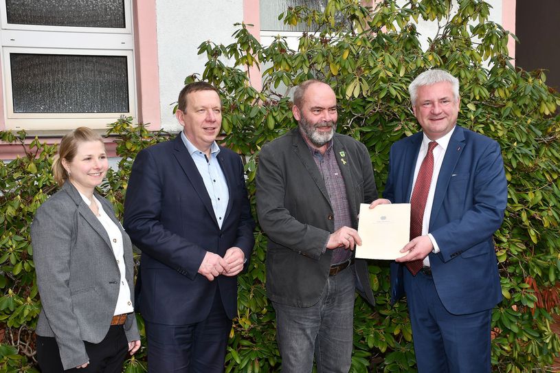 Der Bundestagsabgeordnete Knut Abraham brachte die Förderzusage des Bundes mit nach Schönewalde. Bürgermeister Michael Stawski, Landrat Christian Jaschinski und die Breitbandbeauftragte für die Region Elbe-Elster, Ariane Kölling (v.r.n.l.), freuen sich über die finanzielle Unterstützung für den Ausbau der gigabitfähigen Infrastruktur im Landkreis.
 Foto: Pressestelle Kreisverwaltung