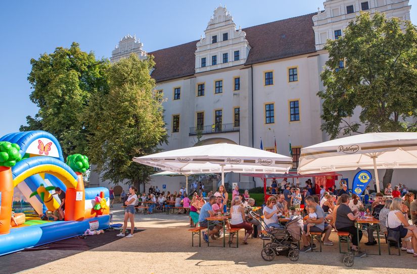 Ein buntes Programm erwartet die Besucher im Hof der Ortenburg.