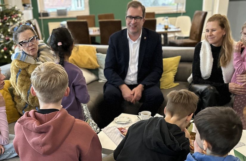 Schauspielerin Christina Dom und Beigeordneter Alexander Erbert überbrachten den Kindern und Jugendlichen des DRK-Wohnparks in Senftenberg Wertgutscheine für einen Theaterbesuch in der neuen Bühne.