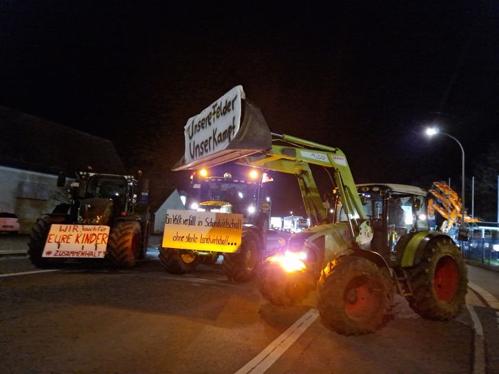 Zu den Bauern-Protesten blockierten zahlreiche Fahrzeugkonvois die Straßen.