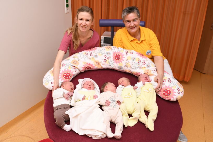 Drei Mädchen und zwei Jungen sind im Kreißsaal in Lauchhammer innerhalb von 12 Stunden auf die Welt gekommen. Die Hebammen Michelle (li) und Cornelia (re) begleiteten sie zum ersten großen Fototermin.