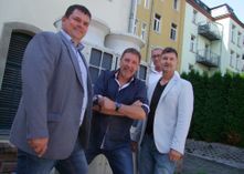 Rund 200.000 Euro wurden in die neue Klimaanlage investiert. Eine Investition von der das Biertheater und die Stadt profitierten, so Geschäftsführer Jens Richter (r.), hier mit Radebergs OB Frank Höhme (l.), Thomas Böttcher (2.v.l.) und Andreas Krohn, Dresdner Regionalleiter der Klimatechnik-Firma Etna (2.v.r.).