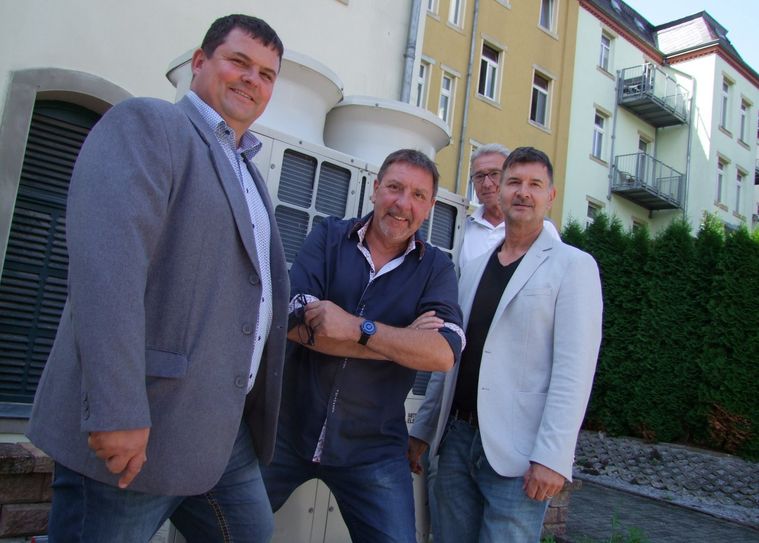 Rund 200.000 Euro wurden in die neue Klimaanlage investiert. Eine Investition von der das Biertheater und die Stadt profitierten, so Geschäftsführer Jens Richter (r.), hier mit Radebergs OB Frank Höhme (l.), Thomas Böttcher (2.v.l.) und Andreas Krohn, Dresdner Regionalleiter der Klimatechnik-Firma Etna (2.v.r.).