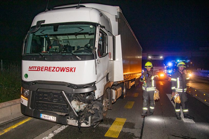 Bei dem Unfall wurden beide LKWs beschädigt.