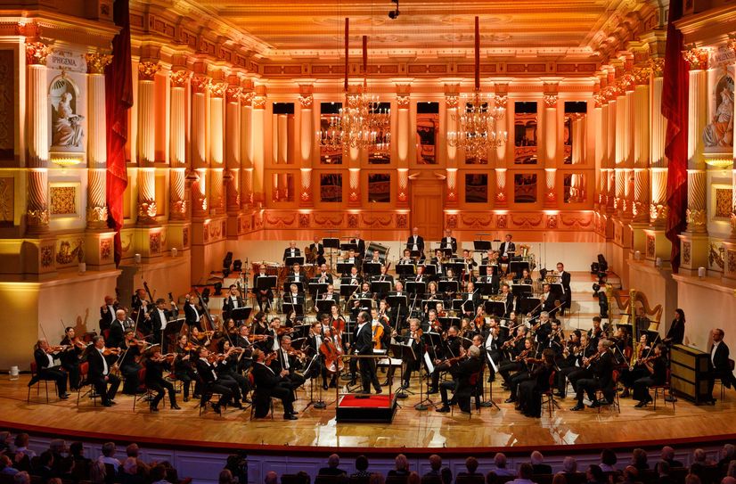 Wer das Silvesterkonzert nicht live sieht, kann es im Fernsehen mitverfolgen.
