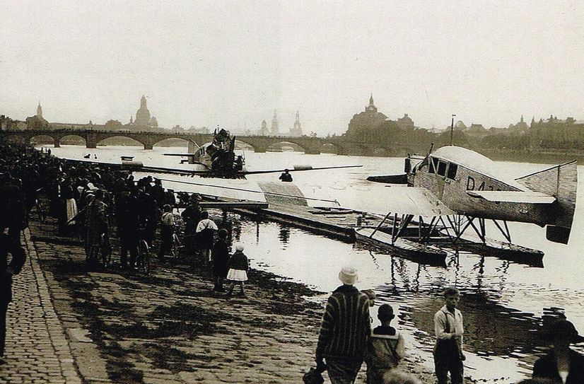 Noch als Versuchsflug landete am 29. Mai 1925 ein Wasserflugzeug bei Johannstadt in der Elbe.
