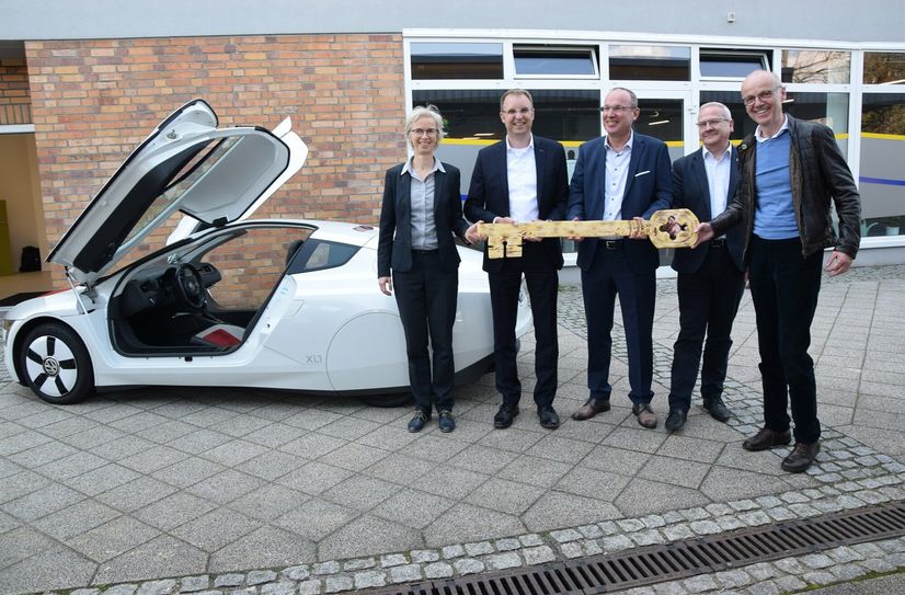 Prof. Regine Gericke, Prof. Günther Prokop, Steffen Markgraf, Torsten Ruban-Zeh und Dr.-Ing. E.h. Jürgen Bönninger (v.l.) kamen zur Schlüsselübergabe für das City-Co-Creation-Lab in der ehemaligen Gaststätte »Zum Wassermann« zusammen.