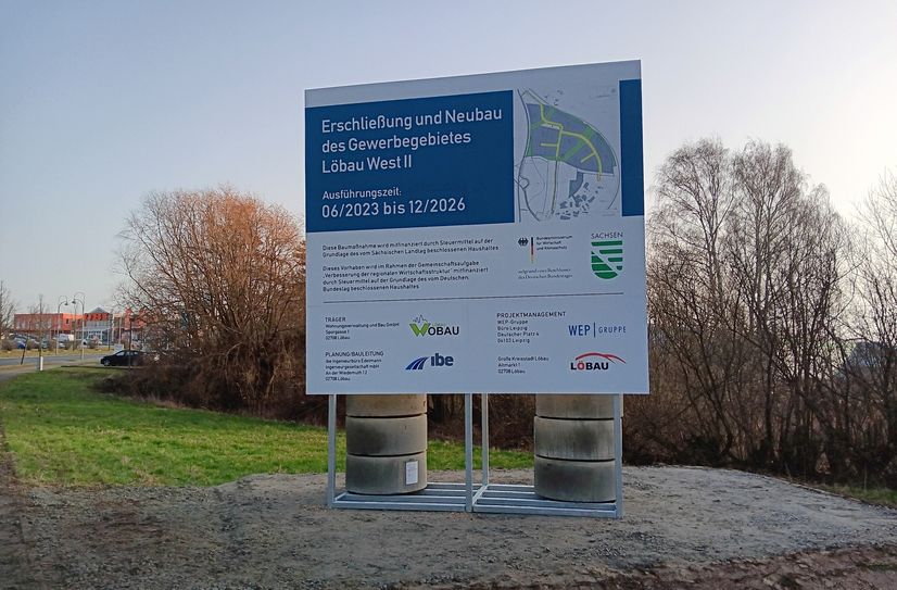 Seit 29. Februar steht die Bautafel: Die Erschließungsarbeiten am Gewerbegebiet Löbau-West II beginnen.