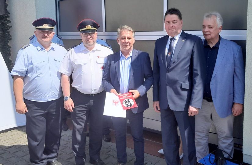 Kreisbrandmeister Stefan Grothe, LVF-Vize Daniel Brose, Bernd Starick, Bürgermeister Ralph Homeister und Amtsdirektor Norbert Krüger bei der Übergabe der Auszeichnung.