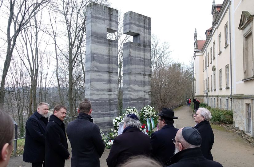 Sachsens Ministerpräsident Michael Kretschmer (2.v.li.), mehrere Politiker sowie Vertreter des diplomatischen Corps, der jüdischen Gemeinden und der Kirchen ehrten die Ermordeten mit einer Kranzniederlegung an der Pirnaer Gedenkstätte.