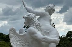 Skulpturengruppe »Zeit raubt die Schönheit«.