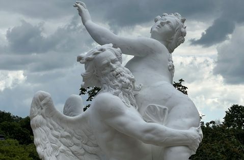 Skulpturengruppe »Zeit raubt die Schönheit«.