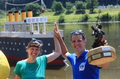 Robert Drexler aus Postelwitz jubelt mit Ehefrau Kristin über den Sieg beim Fischerstechen 2024.