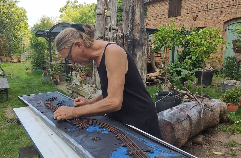 Der Laasower Künstler Willi Selmer bereitet sich auf »Kunst Raum (K) Calau« vor.