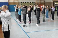 Mit besonders ausdrucksstarken Gesten wollen die Schüler, nach einer Choreographie ihrer Lehrerin und Trainerin Babett Keller die Schönheit und Bedrohungen für »Mutter Erde« darstellen.