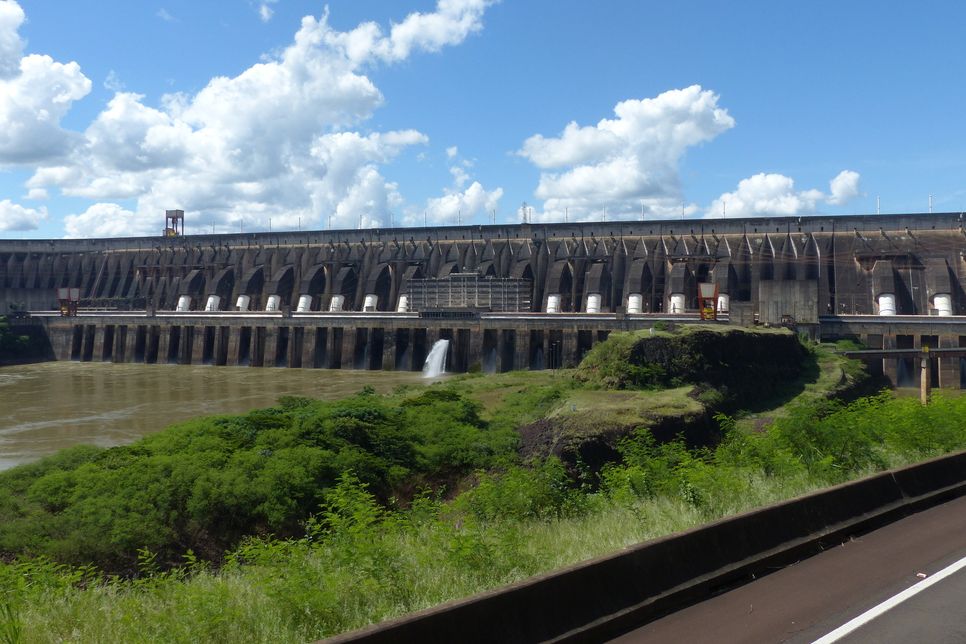 Itaipu-Staudamm, dem Wasserkraftwerk Itaipu Binacional, ein Gemeinschaftsprojekt von Brasilien und Paraguay