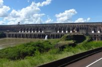 Itaipu-Staudamm, dem Wasserkraftwerk Itaipu Binacional, ein Gemeinschaftsprojekt von Brasilien und Paraguay
