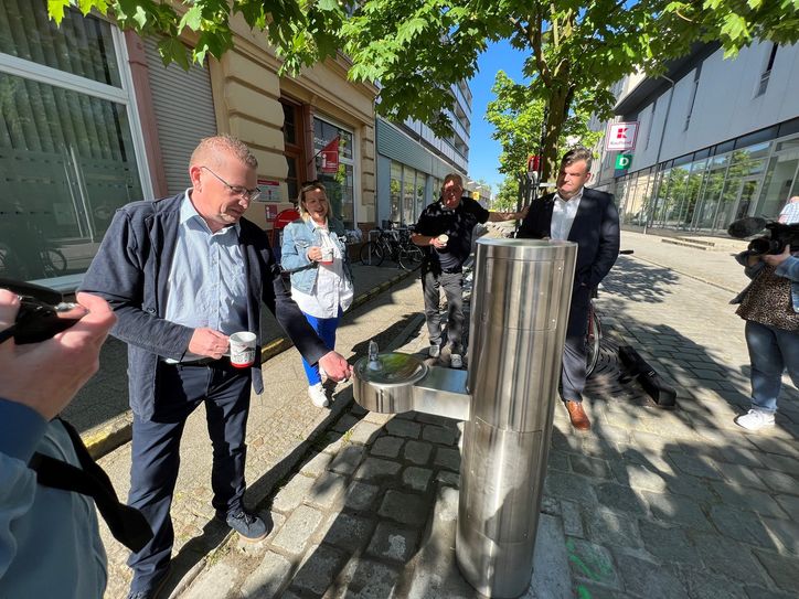 Der Leiter des Forster NBB-Regionalzentrums Thomas
Winkler (l.), die Forster Bürgermeisterin Simone Taubenek
und der Geschäftsführer der Forster Stadtwerke Jörg Makowski
(r.) haben die Anlagen freigegeben.