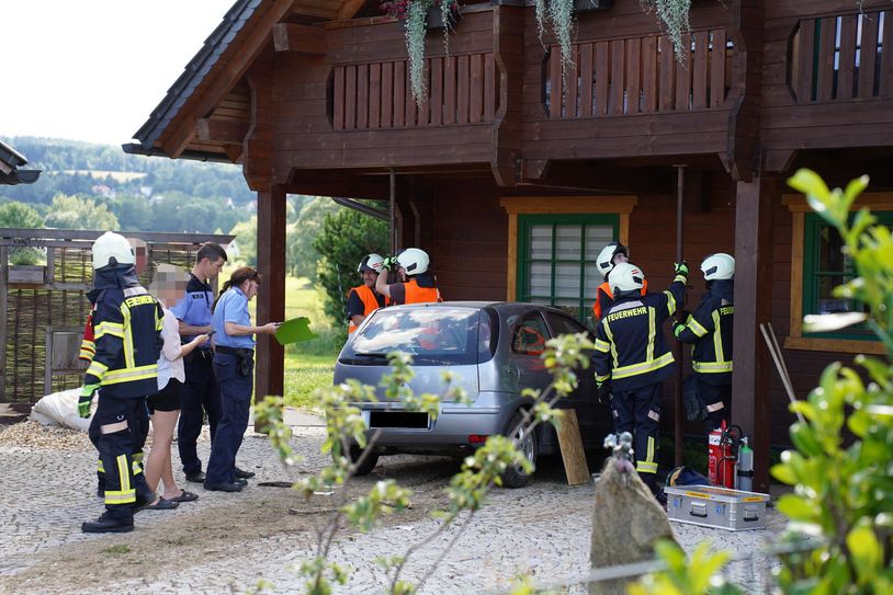 Die Einsatzkräfte haben das Fahrzeug geborgen und das Haus abgesichert.