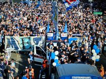 Nach dem  Gruppenfoto ging es im offenen Stadtrundfahrtbus auf den Neumarkt. Dort wurden die Cracks von weit über 1000 Fans bejubelt.