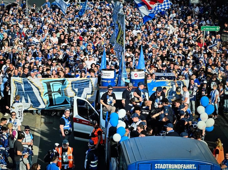 Nach dem  Gruppenfoto ging es im offenen Stadtrundfahrtbus auf den Neumarkt. Dort wurden die Cracks von weit über 1000 Fans bejubelt.