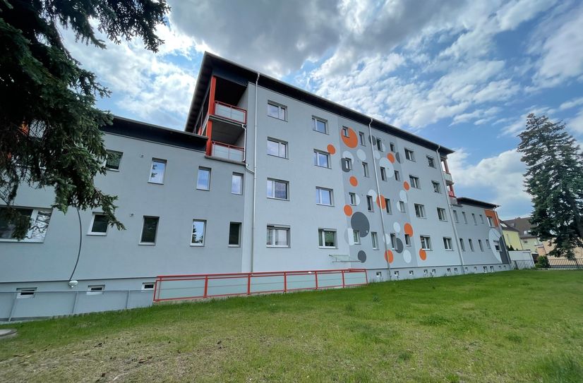 Das Nachbargebäude wurde bereits 2020 umgebaut. Das zweite Stadthaus wird die gleiche Form haben, die Fassade aber eine andere Farbe bekommen. Sie wird grün.