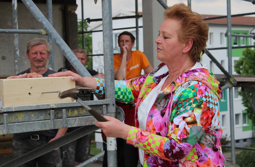 WBG-Geschäftsführerin Petra Sczesny beim Einschlagen des symbolischen letzten Nagels.  Foto: T. Keil