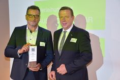 Landrat Christian Jaschinski (r.) gratulierte Schiffler-Geschäftsführer Silvio Stark (l.) zur Auszeichnung. 	Foto: Kreisverwaltung/ Torsten Hoffgaard
