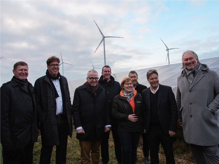 Siegurd Heinze (Landrat Oberspreewald-Lausitz), Michael Kellner (Staatssekretär), Andreas Eichler (Steinbock EE), Jens Rötteken (Terravent Investments), Petra Leue-Bahns (clearvise AG), Klaus Prietzel (Bürgermeister Gemeinde Schipkau), Robert Habeck (Bundesminister für Wirtschaft und Klimaschutz), Heinrich Gärtner (GP JOULE)