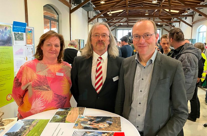 Kathrin und Torsten Gerstmann mit Wolfram Günther, Sächsischer Staatsminister für Energie, Klimaschutz, Umwelt und Landwirtschaft (r.).
