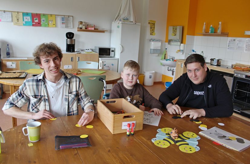 Die beiden FSJler Marvin Lebek (links) und Maurice Hanspach (rechts) konnten im Förderzentrum für Körperbehinderte wertvolle Erfahrungen sammeln.
