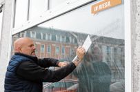 Bei »Shelby’s Coffeelounge« erledigte das Inhaber Sven Asmus gleich selbst, als ehemals hauptberuflicher Werbe-Experte kennt er sich auch damit aus.