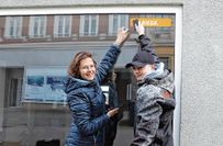 Innenstadtmanagerin Anja Dietel und Peter Slusarczyk von der Firma Eichler Design brachten die ersten Aufkleber an.