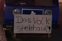 Multicar mit dem Schild "Das Volk steht auf!" bei den Protesten