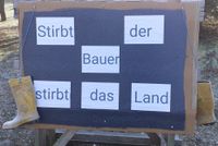 "Stirbt der Bauer, stirbt das Land!". Das ist auf zahlreichen Straßenaufstellern zu lesen im Rahmen der Bauernproteste.