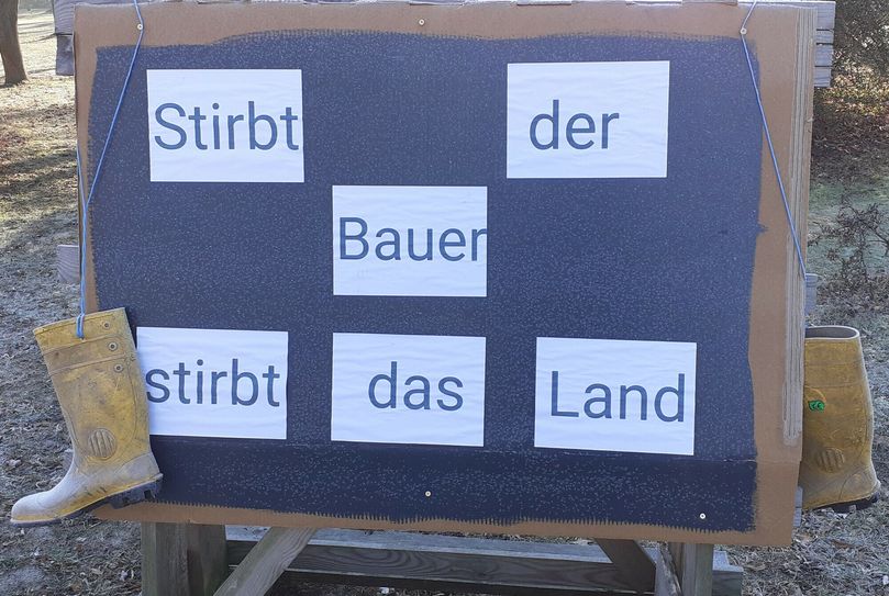 "Stirbt der Bauer, stirbt das Land!". Das ist auf zahlreichen Straßenaufstellern zu lesen im Rahmen der Bauernproteste.