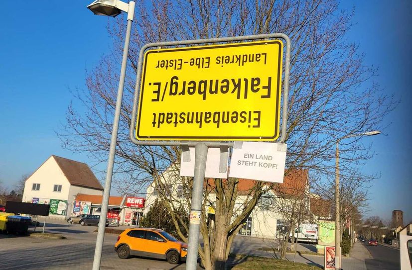 "Ein Land steht Kopf" ist hier das Motto zum Protest. Umgedrehte oder ganz fehlende Ortsschilder gibt es einige im Landkreis Elbe-Elster, Falkenberg und Schmerkendorf sind nur Beispiele.