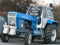 Dieser Traktor bringt es auf den Punkt, was derzeit viele Menschen während der Proteste in EE umtreibt: "Jetzt reicht&apos;s! Nicht mit uns!