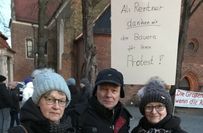 Auch Rentner zeigen sich von der Situation betroffen und unterstützen den Protest.
