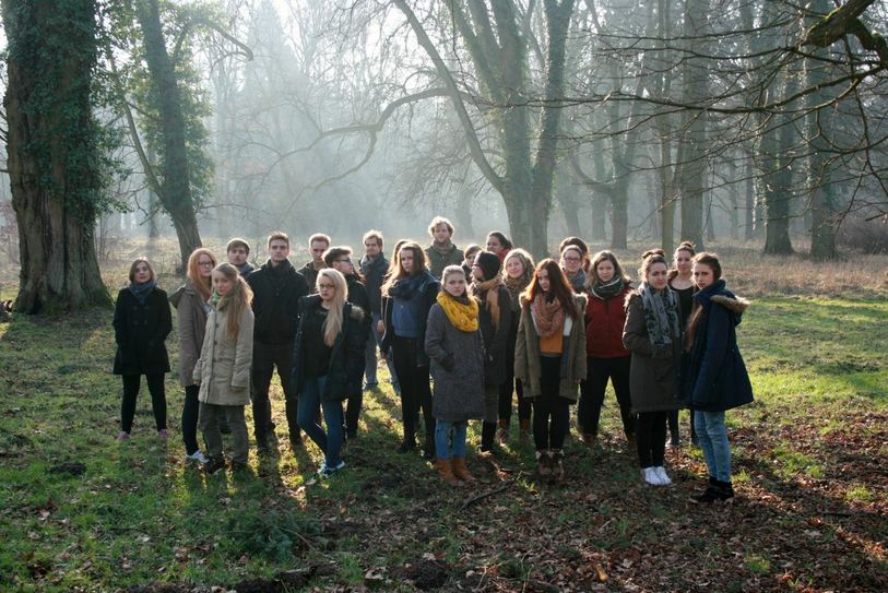 Heimatverbunden und aus der Region: die Young Voices Brandenburg werden in diesem Sommer durch die Märkische Landschaft wandern und dabei die vielen kleinen und großen Städte und Dörfer entdecken. In der Tradition der Wandermusiker singen die 24 besten Nachwuchsstimmen Brandenburgs ihren ganz persönlichen „Sound of Home“. Foto: Young Voices Brandenburg